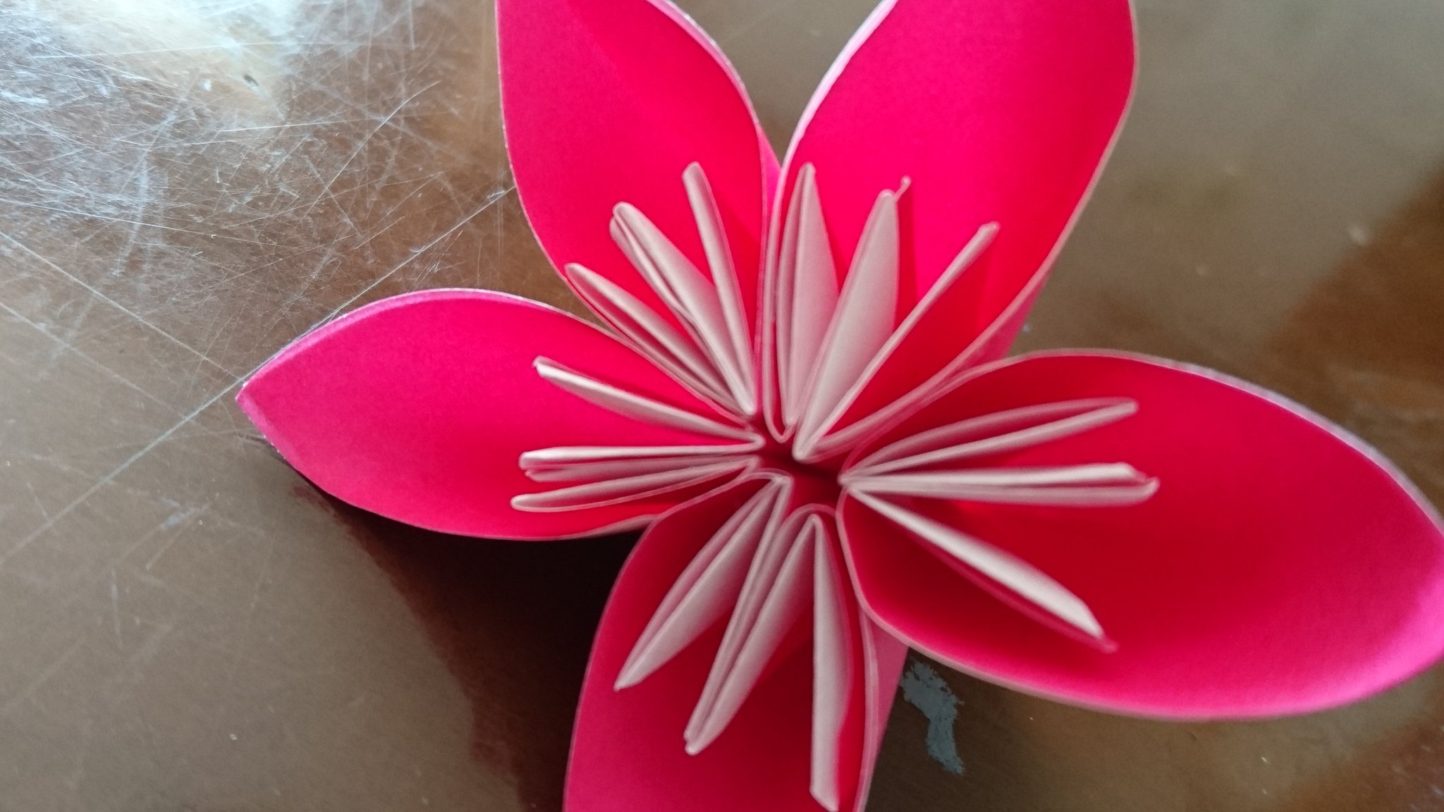 Aco これを12個作って 玉にする 折り紙って 力加減一つで 潰れたりしっかりしたり 集中力と指先の運動 脳トレに繊細さ 良い心のリハビリにもなる 後は 飽きてしまわないかどうかw 折り紙 花のくす玉 T Co Fgto10cyyg Twitter