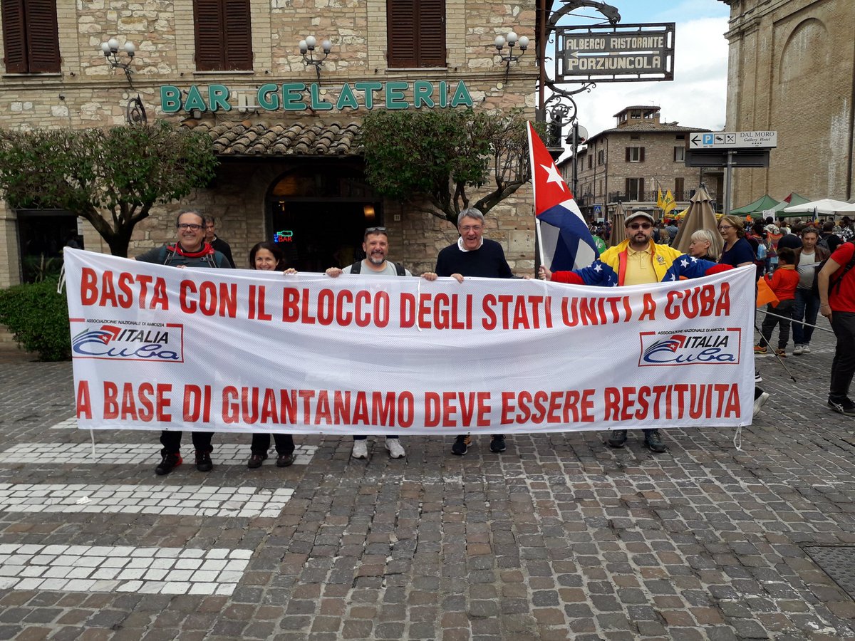 JoseCarlosRguez's tweet photo. La solidaridad con #Cuba es llevada en Marcha por la #Paz #PerugiaAssisi con orgullo y conciencia al compartir ideales, porque nuestros amigos saben que #CubaesSolidaridad y coherentes reclaman #NoMásBloqueo de #EEUU vs. el pueblo #cubano. #7oct2018 @AsNazItaliaCuba https://t.co/Npx7EyzZNj