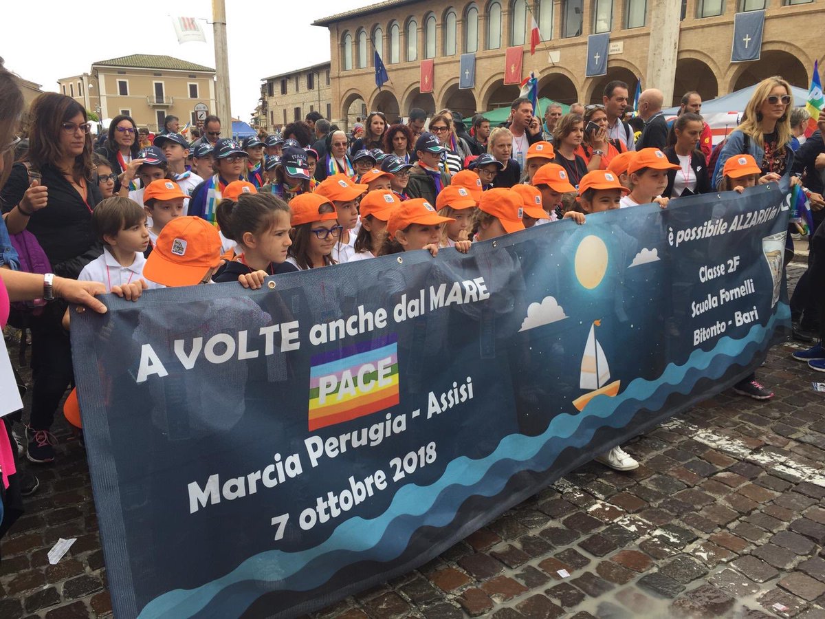 JoseCarlosRguez's tweet photo. La solidaridad con #Cuba es llevada en Marcha por la #Paz #PerugiaAssisi con orgullo y conciencia al compartir ideales, porque nuestros amigos saben que #CubaesSolidaridad y coherentes reclaman #NoMásBloqueo de #EEUU vs. el pueblo #cubano. #7oct2018 @AsNazItaliaCuba https://t.co/Npx7EyzZNj