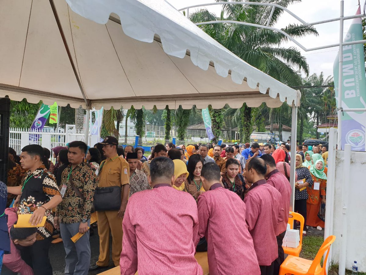 Terima kasih temen2 pendamping desa yg sangat antusias utk menghadiri Rakor Program Pembangunan dan Pemberdayaan Masy di Deli Serdang hari ini bersama Bapak Presiden. Komitmen yg tinggi utk memberikan yg terbaik utk desa menuju kemandirian adl modal utama. Di desa aku kan kembali