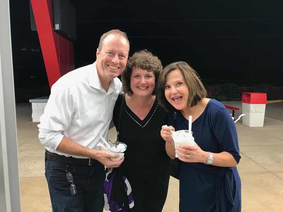 LindaSwindling's tweet photo. Loved speaking to the media and the honors students at UT Tyler. Bonus was spending time with my dear friend, professor Lorri Allen &amp; hubby. Really enjoyed listening to Dennis Miller too. Thanks Lorri for a wonderful time.  #AskOutrageously #GoodNews https://t.co/Fxbu9Y79s7
