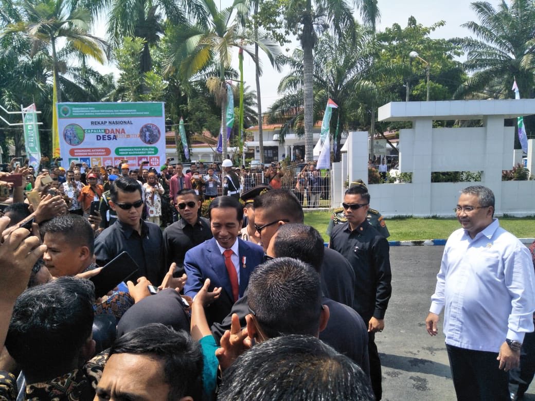 taufikmadjid71's tweet photo. 2. Presiden Bpk @jokowi : "saya titip Dana Desa yg besar harus betul tepat pengelolaannya dan peran pendamping dalam hal ini sangat penting, banyak negara ingin belajar pada kita, pembangunan desa tidak boleh setengah setengah." #PendampingDesaKuat

@EkoSandjojo @KemenDesa https://t.co/4b9HCvclrc