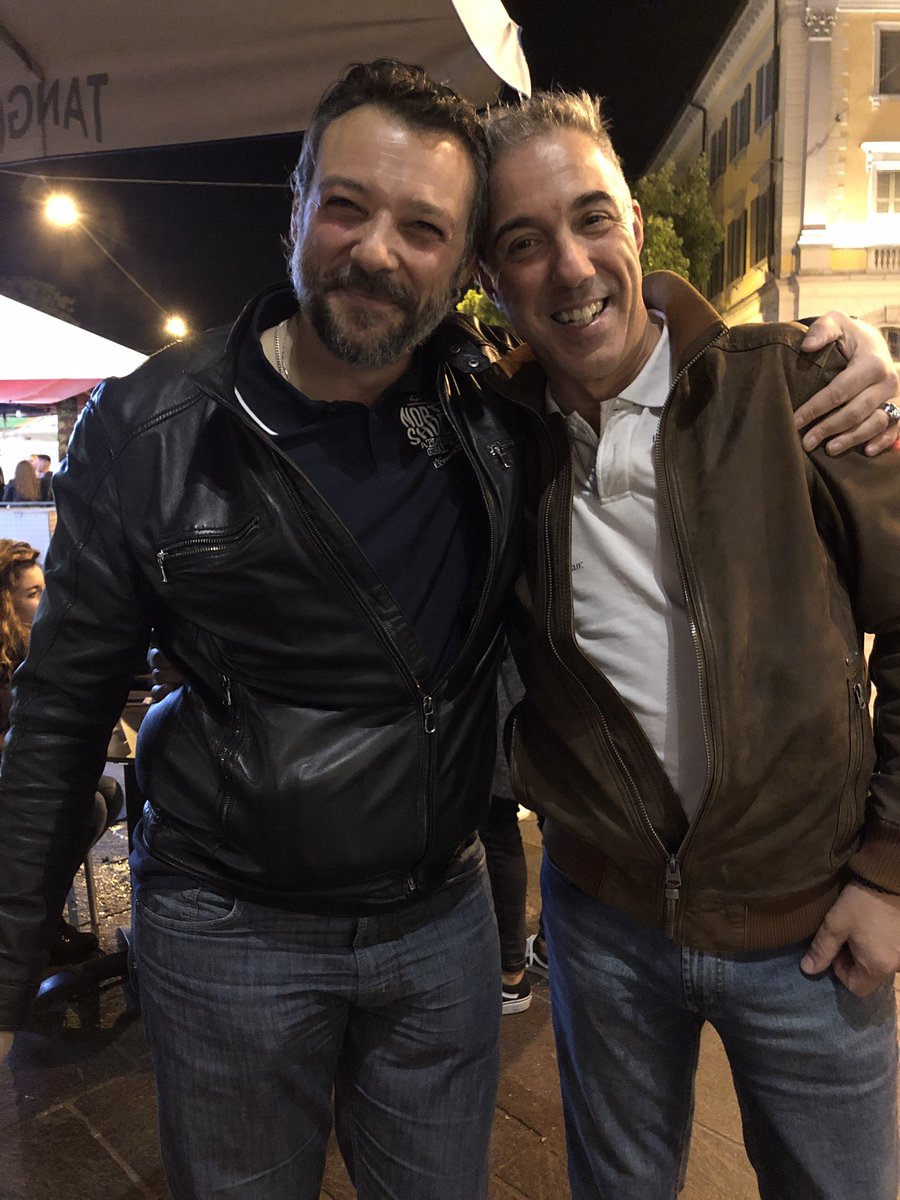 mspiccia's tweet photo. Non esistono tempi e distanze quando ci si deve fare una birra 🍺 insieme @tokinux #TheGeekerz #Bevuta #Birra #Beimomenti https://t.co/GV61LRmKSQ
