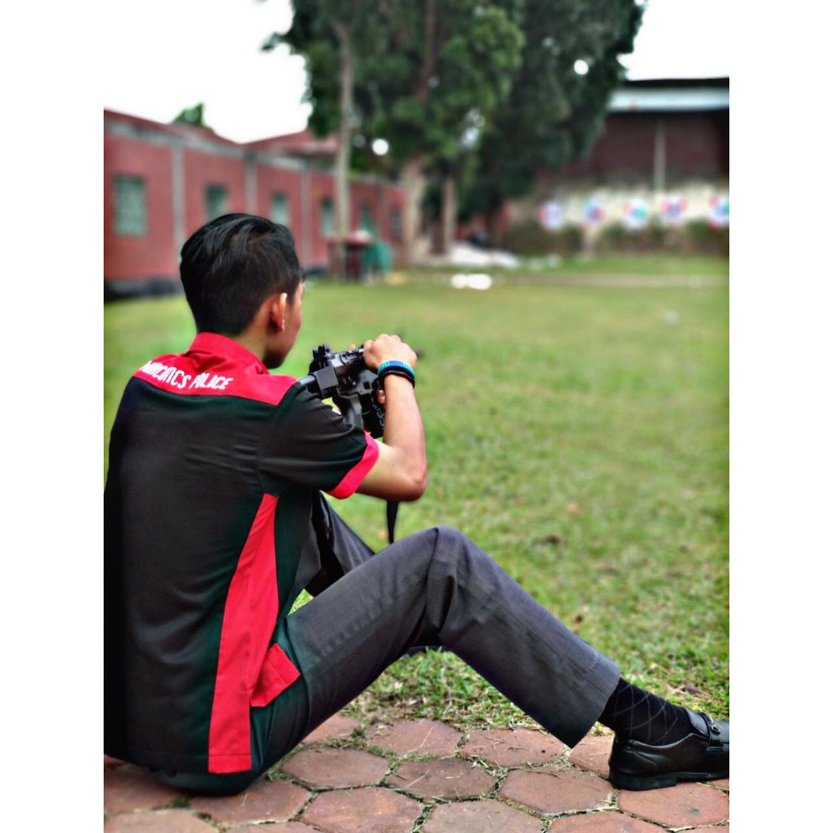 Kalo kata jendral hoegeng "saya polisi bukan politisi" dah itu aja😊