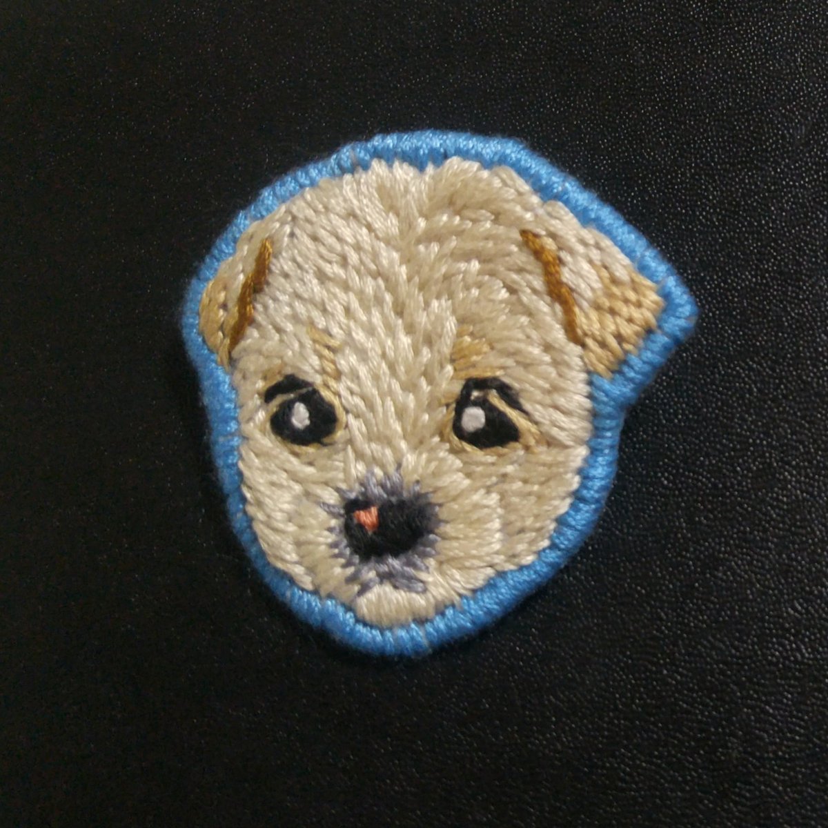 handstitchman's tweet photo. 지나간 아기 시절을 추억하며 주문해주신 자수 브로치예요! https://t.co/LvCrlHlhHR