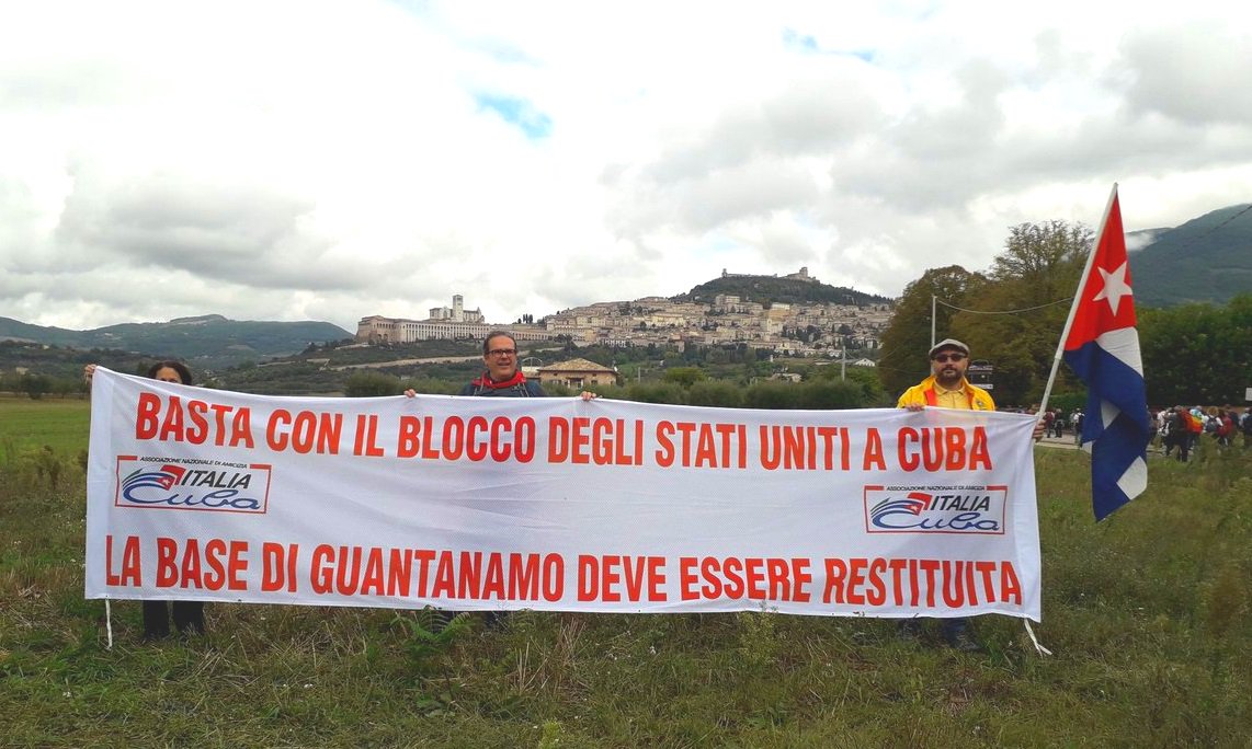 JoseCarlosRguez's tweet photo. Solidarity with #Cuba present in March for the #Paz #PerugiaAssisi with pride and conscience to share ideals, because our friends know that #CubaesSolidaridad and coherent claim #NoMásBloque of #EEUU vs. #cuban people. #UnblockCuba #7oct2018 @AsNazItaliaCuba @italiacubaroma https://t.co/E8LjlbEevK
