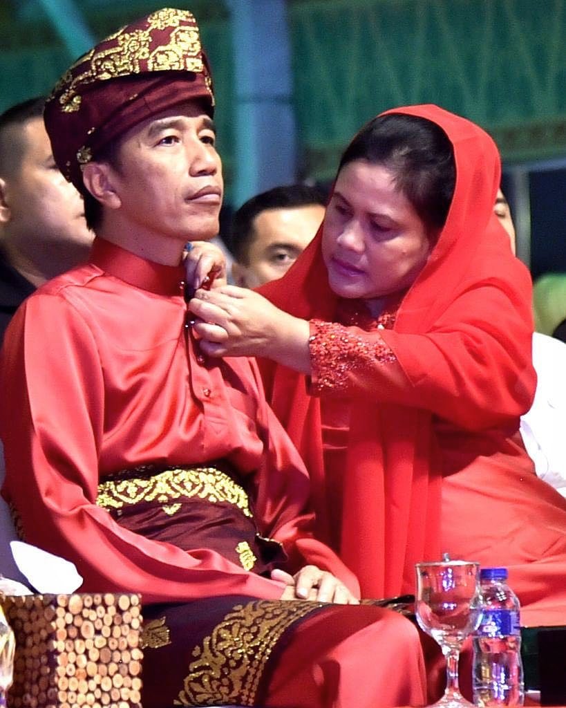 Tak ada kaca untuk bercermin, untunglah di sisi saya ada sang istri yang membantu mengaitkan kancing yang terlepas.
