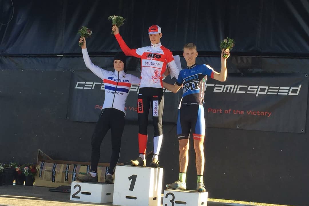 Er werd afgelopen weekend niet alleen gekoerst in België. @BTulett98 ging met de overwinning aan de haal in Derby 🇬🇧. Lennert Belmans won in Moldrup 🇩🇰. #ikobeobank #ikopushinglimits