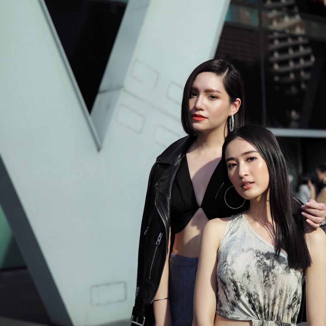 JaJittapaLuv's tweet photo. nicha_official ‘s girls 👭 #ElleFashionWeek2018 #EFWFW18 https://t.co/kEfJhr4AA3
