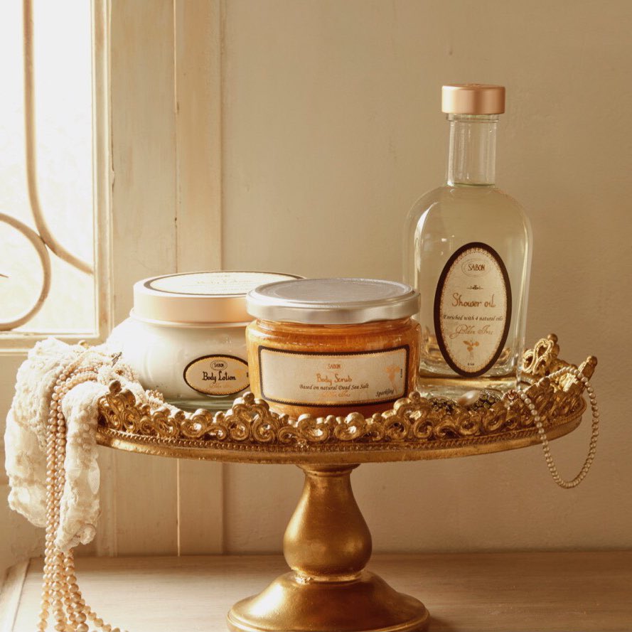 サボン Sabon 公式 V Twitter お出かけ前にきらめくラメを纏う ボディスクラブ と ボディローション 上品で華やかな香りがリラックスタイムへ導く シャワーオイル がセットになった Golden Iris Body Care Kit 数量限定でご用意しております あなたの特別な