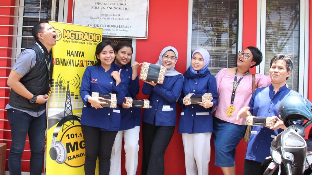 #MakasihGengPagi bersama @galericiumbuleuithtl hari pertama di sesi ke 2! di kantor Telemedika Farma

Mau kantor kamu di kasih makan siang? Yuk daftar
Nama_usia_ alamat kantor_jumlah karyawan ke WhatsApp 0812 204 1011

#MakasihGengPagi #MGTRadioBandung #gengpagimgtradio