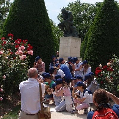 KhronoShift's tweet photo. How can people get the pose wrong, When the statue is right next to them? Clenched fist on chin is what I remember. #MandelaEffect #residue https://t.co/9FCcJ1qdVK