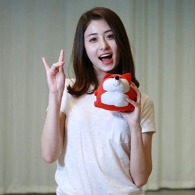 Stupid in love yunjin перевод max. Stupid in love yunjin перевод max. Болезненно ноты. Хо юнджин певица. Stupid in love huh yunjin обложка.