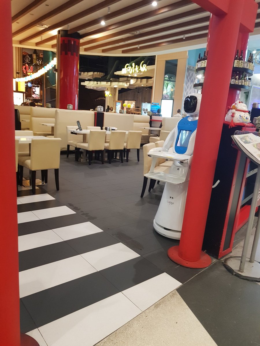EimanKanjo's tweet photo. It looks like #robots are already deployed in #Singapore to serve customers, #AI, #ubicomp2018, #wellcomp2018 https://t.co/lJwlWtYpXS