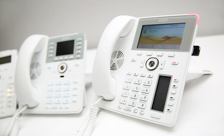 snom's tweet image. Stand out from the crowd with one of #Snom's new white phones, and thanks to our new great value customization offer you can add your own company logo and more! Make a Snom phone your phone! #masterpiece snom.com/press/real-hea…