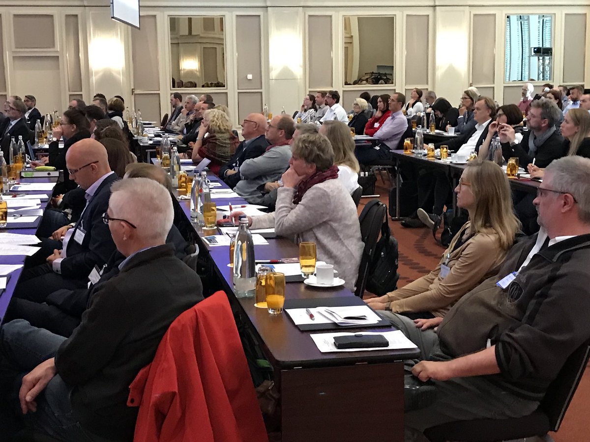 MichaelReiterPR's tweet photo. #Herbstsymposium #dgfm: #TagderTools heute gibt #Medizincontrollern die richtigen #Werkzeuge für die angemessene #Ökonomie zur guten #Medizin an die Hand - @nikoschroeders https://t.co/85iQA1IdSA