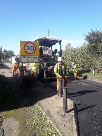 HfdsStreets's tweet image. CLOSURE update:  Looking good in Pembridge (A44, Pembridge Village) as the new road surface goes down. Road closed (9am-5pm) until Friday Sept 28. We're making good progress. Thanks for your patience while we improve your local road.