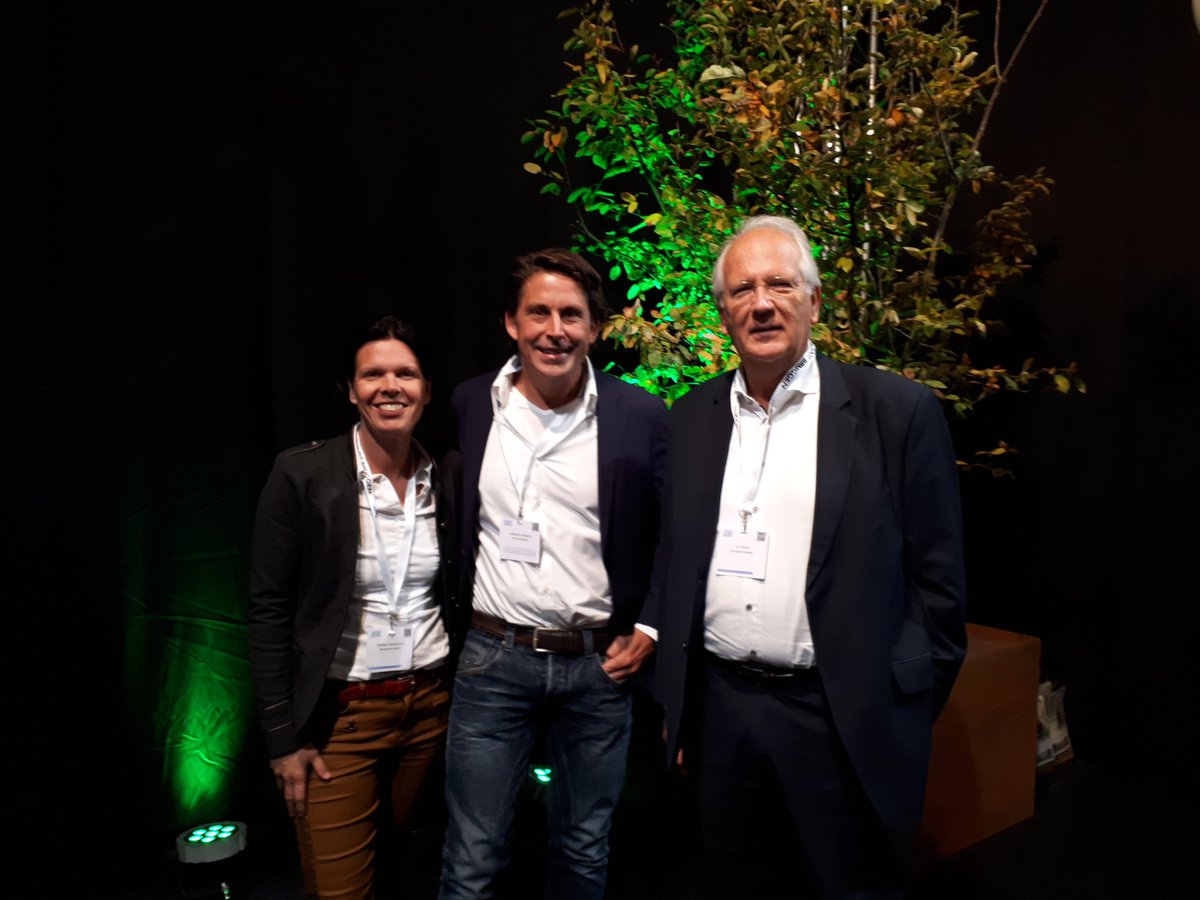 debbiehees01's tweet photo. Vanochtend hebben Luc Drost en ik een presentatie gegeven over het project Oppe Brik op de vakbeurs openbare ruimte in de jaarbeurs in Utrecht.
Hiervoor zijn we door NL Greenlabel gevraagd en de VNG om een toelichting te geven op de 1000 ha natuur in stedelijk gebied. https://t.co/0Lko2puTv6