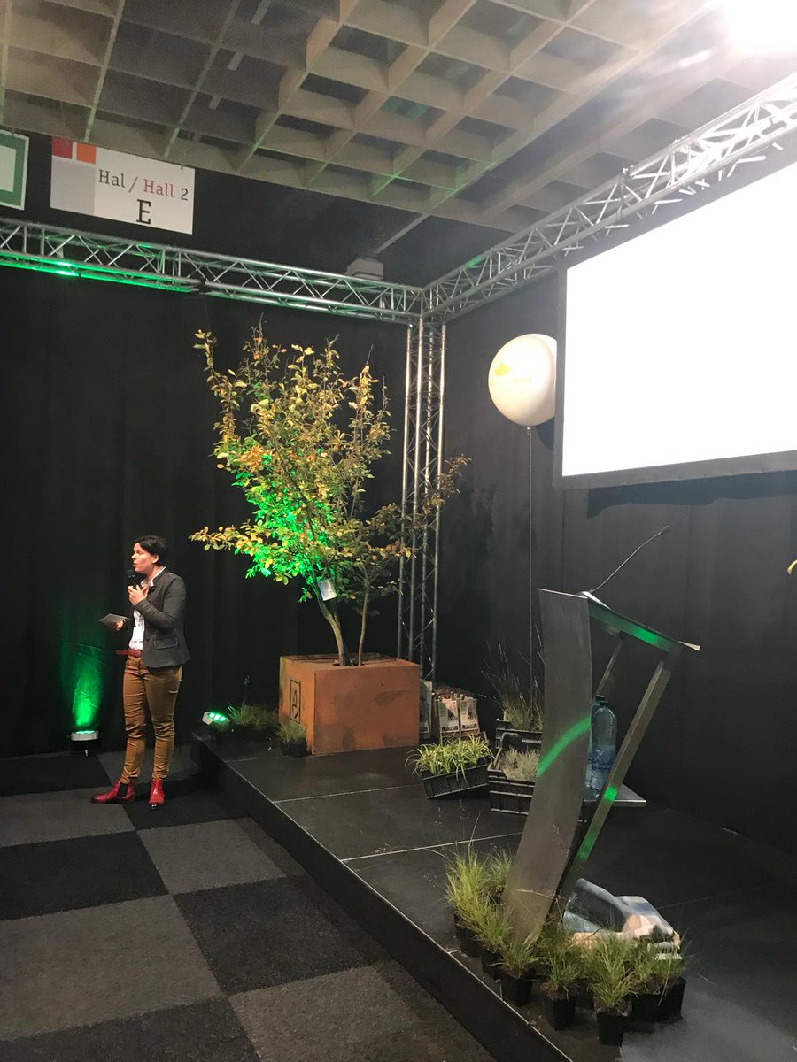 debbiehees01's tweet photo. Vanochtend hebben Luc Drost en ik een presentatie gegeven over het project Oppe Brik op de vakbeurs openbare ruimte in de jaarbeurs in Utrecht.
Hiervoor zijn we door NL Greenlabel gevraagd en de VNG om een toelichting te geven op de 1000 ha natuur in stedelijk gebied. https://t.co/0Lko2puTv6