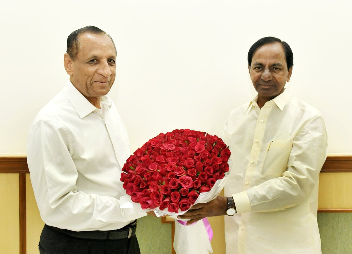 TelanganaCMO's tweet photo. Hon'ble Chief Minister Sri K. Chandrashekar Rao paid a courtesy call on Hon'ble Governor Sri ESL. Narasimhan at Raj Bhavan today. https://t.co/pcIcB8Rmjv