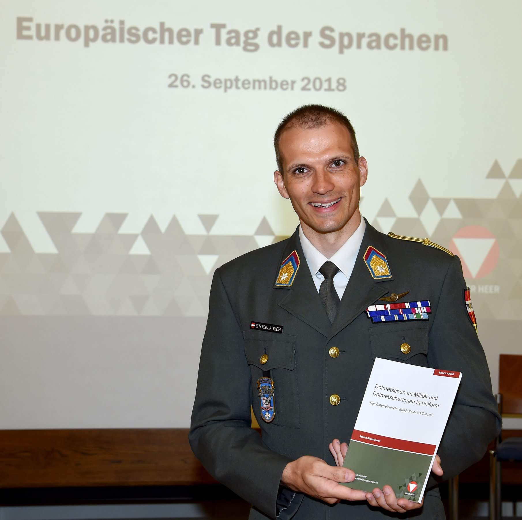 Michael Bauer Op Twitter Major Stefan Stocklauser Ist Lehroffizier Am Sprachinstitut Des Bundesheeres Am Heutigen dersprachen Stellt Der Dolmetscher Und Ubersetzer Sein Neues Buch Vor T Co T5llcrvtbv