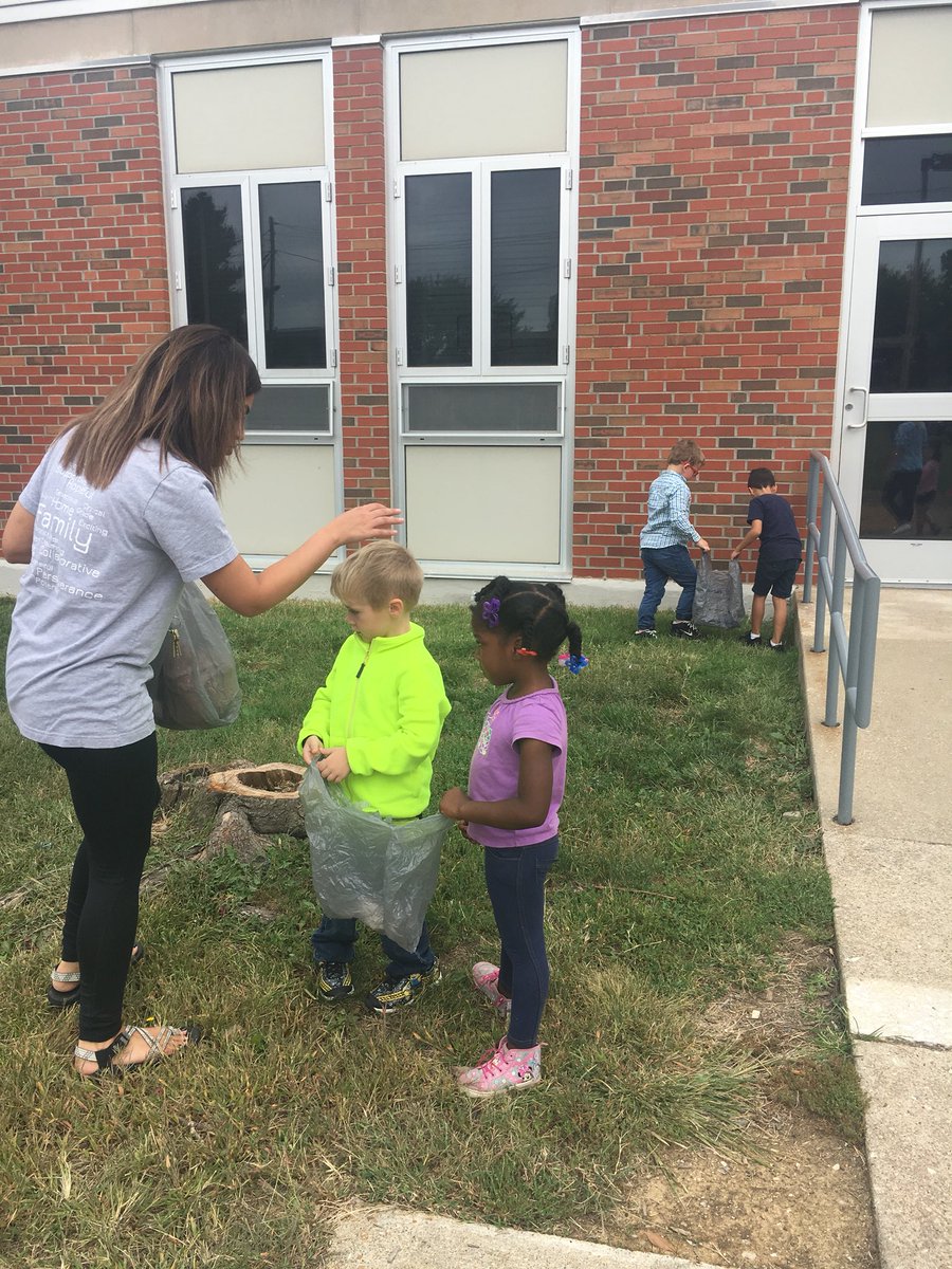 BeringerDen's tweet photo. Yesterday we went on a trash walk to #BeautifyBRE with @MrsSouthwood @MsTaylorMorales and @MilesofLearning. Kindergarten was so excited to help take care of our school #WeBelieveinBRE https://t.co/cNVV5OXYkD