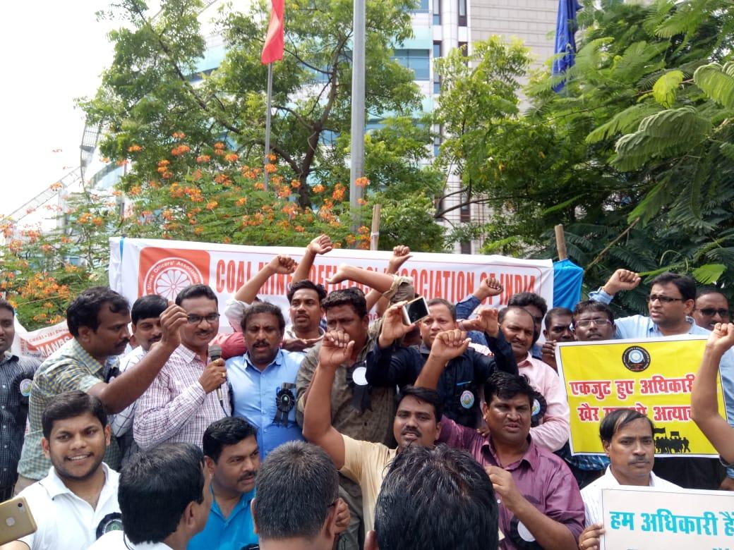 abhishek432's tweet photo. #RemovePayAnomalyCIL @PiyushGoyal @PiyushGoyalOffc @CoalMinistry @CoalIndiaHQ. Sir Offcrs are transferred 4m one place to another place bcoz of their jobs are sensitive in nature. Whereas dis rule is nt applicable to Non exec who are getting high salaries compared to their offcrs https://t.co/ic6kMviBOD