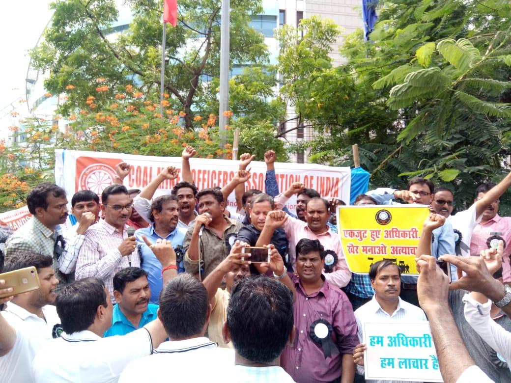 abhishek432's tweet photo. #RemovePayAnomalyCIL @PiyushGoyal @PiyushGoyalOffc @CoalMinistry @CoalIndiaHQ. Sir Offcrs are transferred 4m one place to another place bcoz of their jobs are sensitive in nature. Whereas dis rule is nt applicable to Non exec who are getting high salaries compared to their offcrs https://t.co/ic6kMviBOD