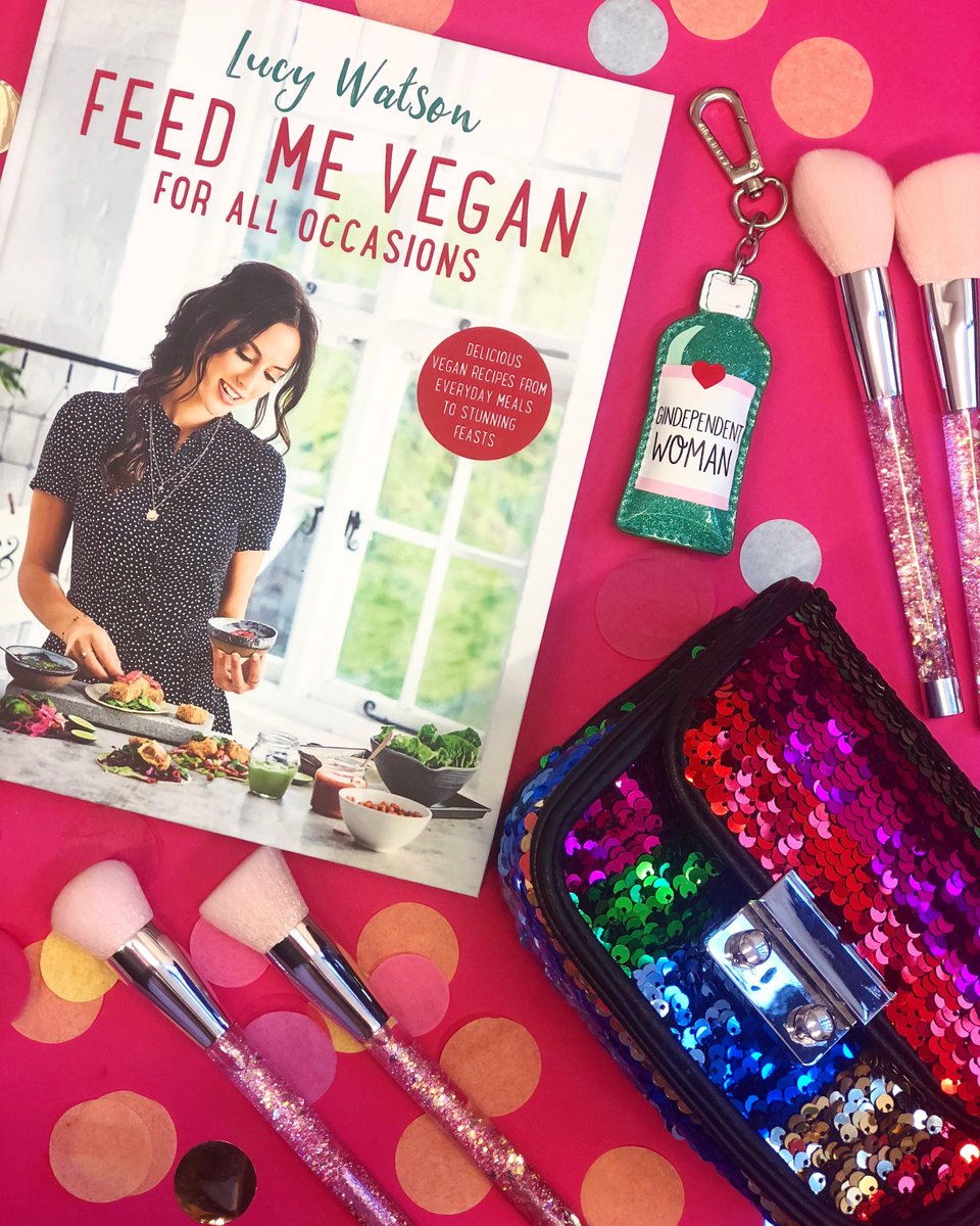 SkinnydipLondon's tweet image. Happy Wednesday huns ✨ and oh boy do we have a treat for you 😍 we&apos;re giving away two copies of @imLucyWatson&apos;s brand new cook book 😱 plus our vegan friendly make-up brushes &amp;amp; lots of other goodies! To win, RT, like &amp;amp; follow @SkinnydipLondon (Ends 28/09/18, T&apos;s&amp;amp;C&apos;s apply) 💕