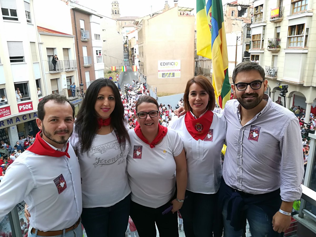 CsArnedo's tweet photo. 📸 Foto de familia de nuestros cargos acompañando a la anfitriona de la fiesta, nuestra concejal Virginia Domínguez, ¡Viva San Cosme y San Damián! #SCySD18 https://t.co/m6dl6KOJHT