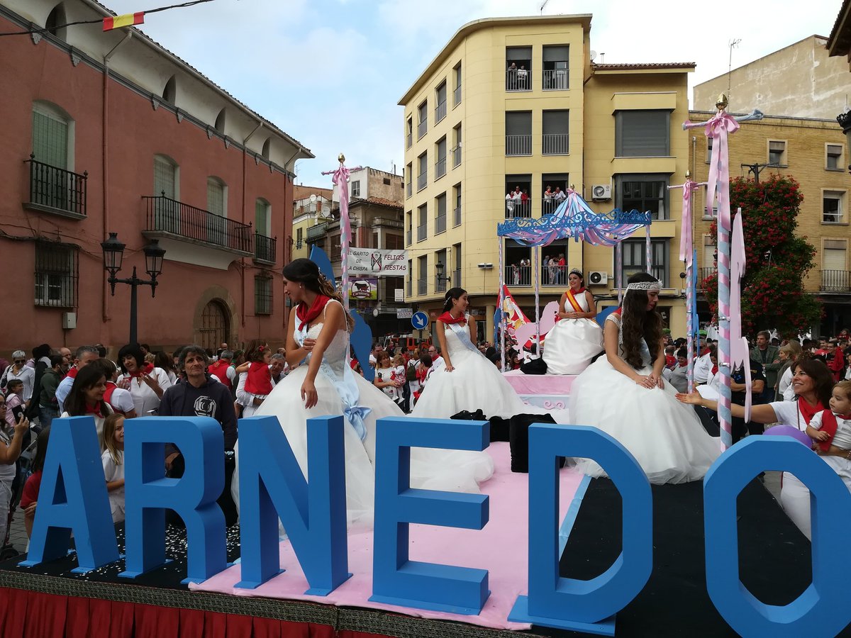 CsArnedo's tweet photo. 📸 Foto de familia de nuestros cargos acompañando a la anfitriona de la fiesta, nuestra concejal Virginia Domínguez, ¡Viva San Cosme y San Damián! #SCySD18 https://t.co/m6dl6KOJHT