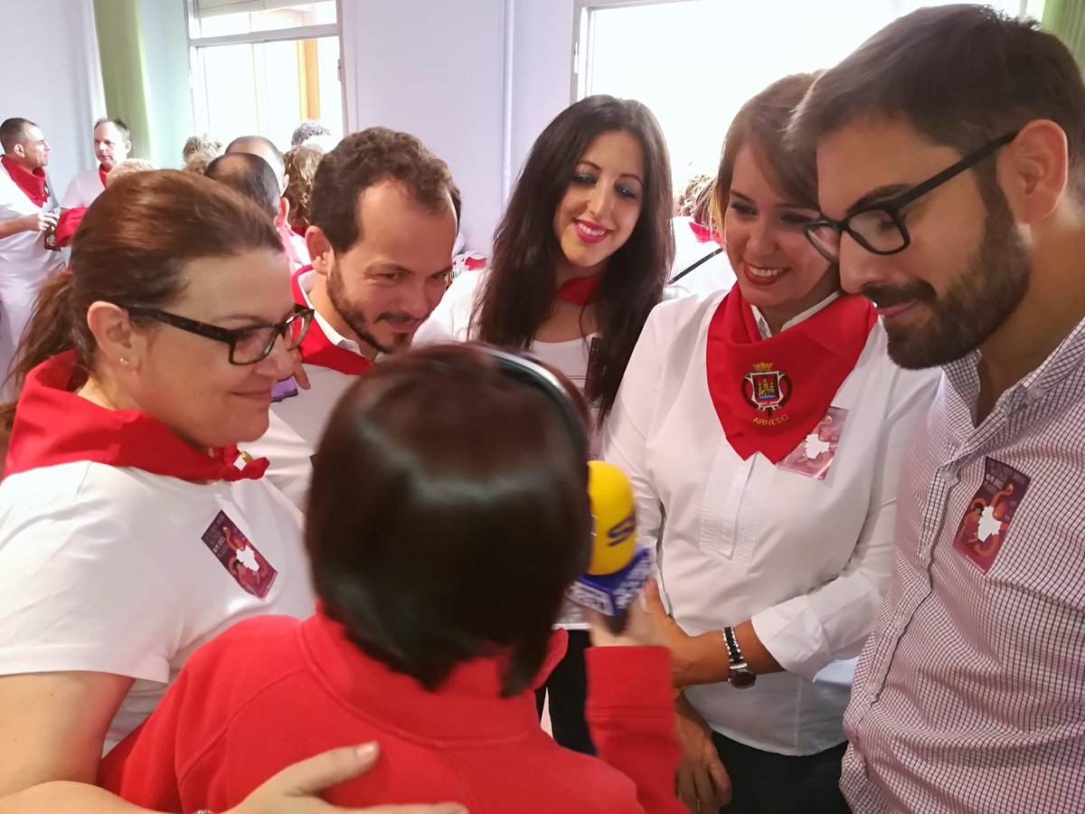 CsArnedo's tweet photo. 📸 Foto de familia de nuestros cargos acompañando a la anfitriona de la fiesta, nuestra concejal Virginia Domínguez, ¡Viva San Cosme y San Damián! #SCySD18 https://t.co/m6dl6KOJHT