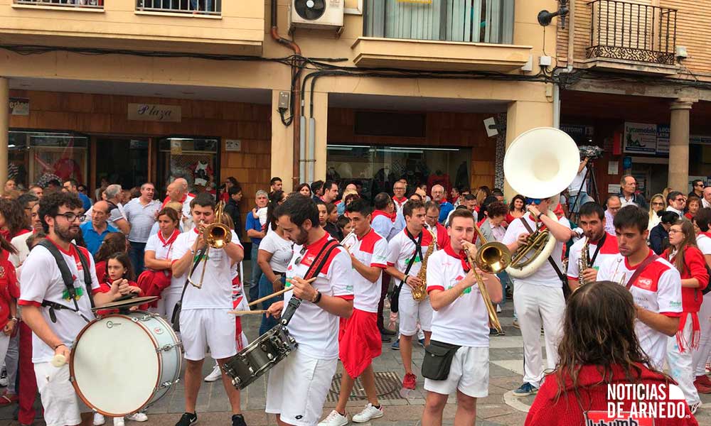 NoticiasArnedo's tweet photo. Charangas, Peñas, gigantes, cabezudos, una carroza y mucho público, los primeros minutos de Las Fiestas de Arnedo 2018 - #SCYSD18 / @SCYSD https://t.co/BhHiHOXG5N https://t.co/qy56FjZVT8