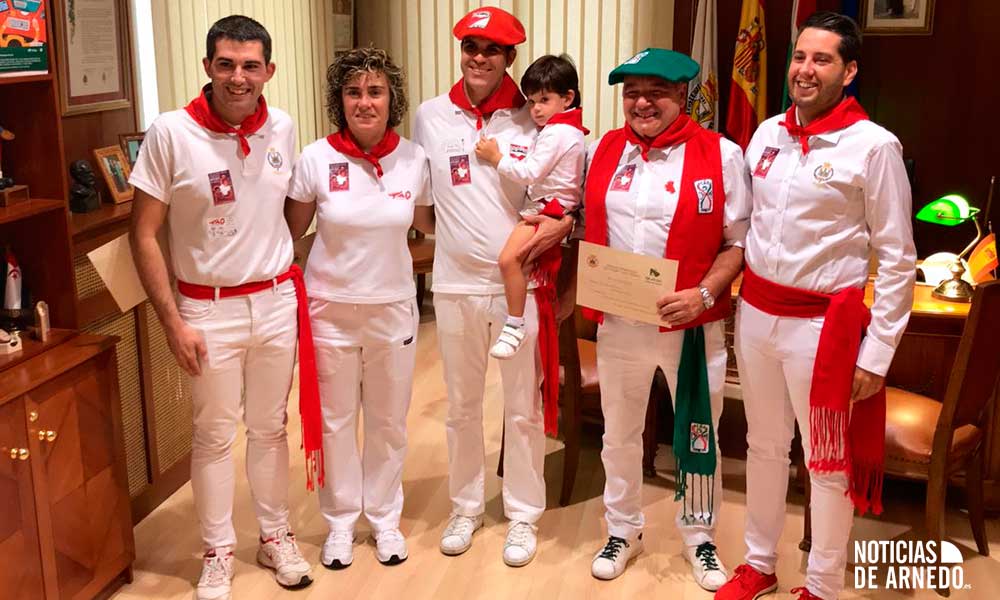 NoticiasArnedo's tweet photo. Charangas, Peñas, gigantes, cabezudos, una carroza y mucho público, los primeros minutos de Las Fiestas de Arnedo 2018 - #SCYSD18 / @SCYSD https://t.co/BhHiHOXG5N https://t.co/qy56FjZVT8