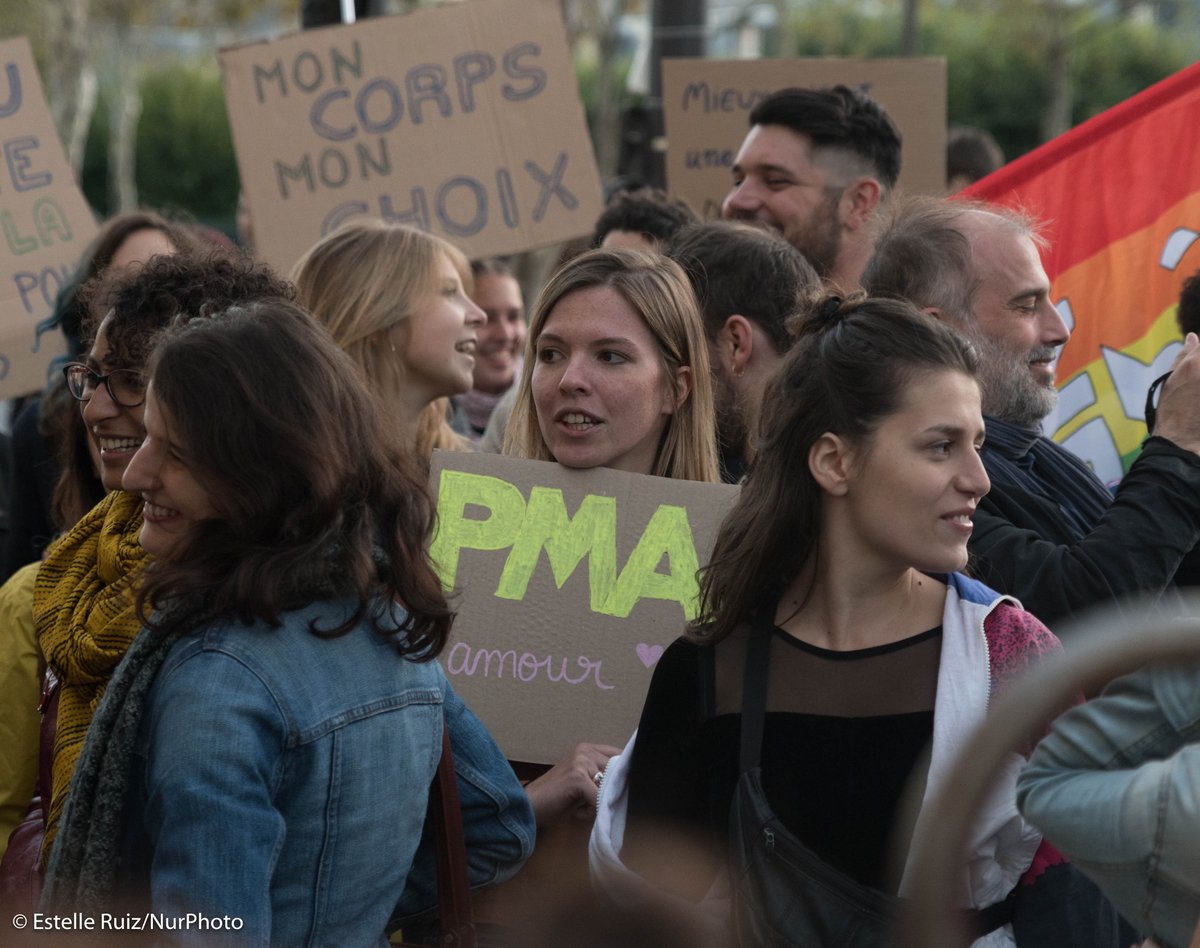 Picturenews_ER's tweet photo. Rassemblements de #ProPMA et de #LMPT hier à #Paris après la prise de position du #CCNE en faveur de la #PMApourToutes #LGBT #PMA ➡️ https://t.co/Nd4vEjOBFM https://t.co/0SvlZ7TkjL