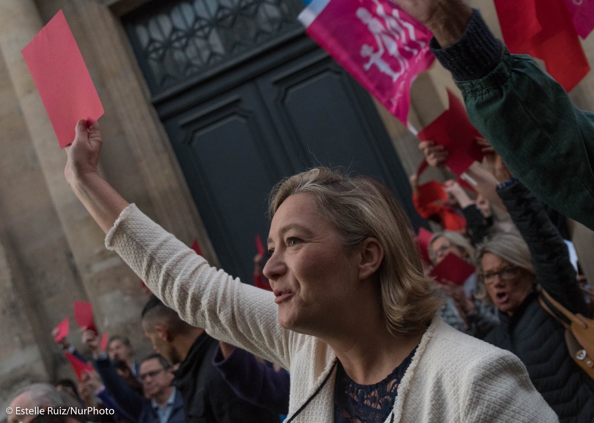 Picturenews_ER's tweet photo. Rassemblements de #ProPMA et de #LMPT hier à #Paris après la prise de position du #CCNE en faveur de la #PMApourToutes #LGBT #PMA ➡️ https://t.co/Nd4vEjOBFM https://t.co/0SvlZ7TkjL