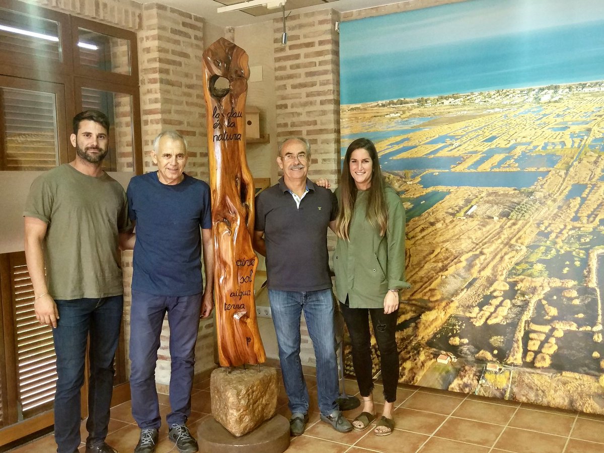 Inferco's tweet image. Ayer, el voluntariado senior de @AEAgro nos quiso agradecer la colaboración en las labores de mantenimiento de la Casa i Finca de Penya. Gracias al artista Paco Pinilla, que fue el encargado de hacer la escultura así como la placa de agradecimiento. LA CLAU ÉS LA NATURA.