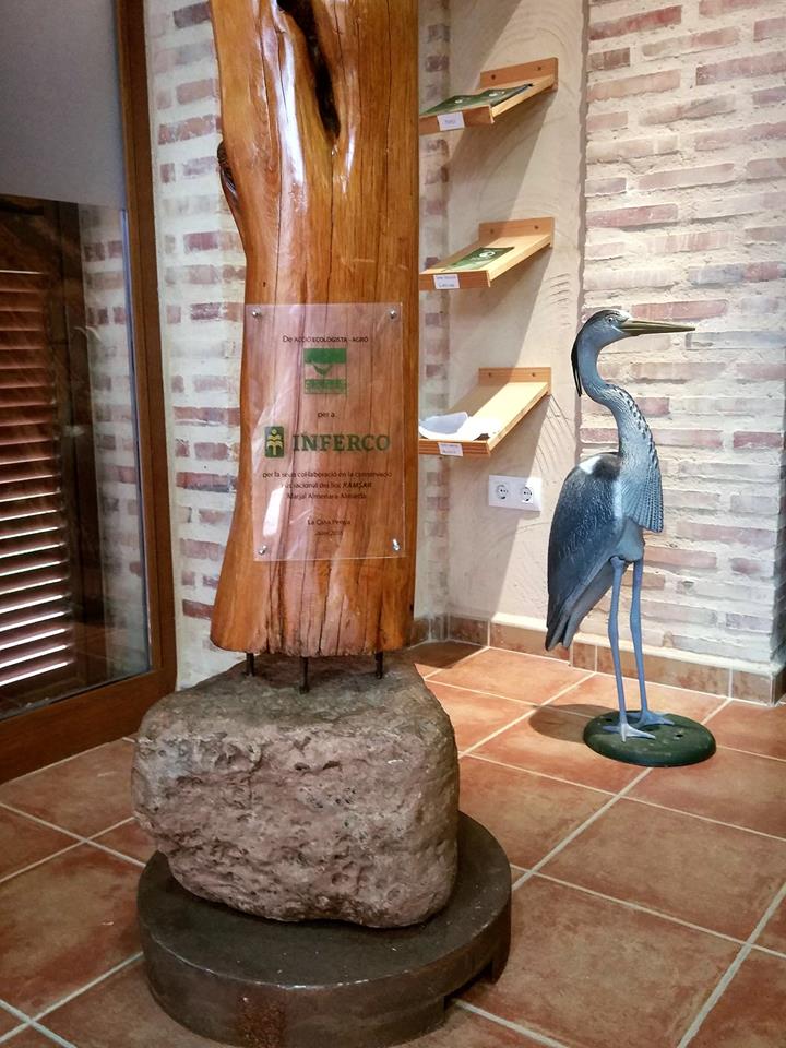 Inferco's tweet image. Ayer, el voluntariado senior de @AEAgro nos quiso agradecer la colaboración en las labores de mantenimiento de la Casa i Finca de Penya. Gracias al artista Paco Pinilla, que fue el encargado de hacer la escultura así como la placa de agradecimiento. LA CLAU ÉS LA NATURA.