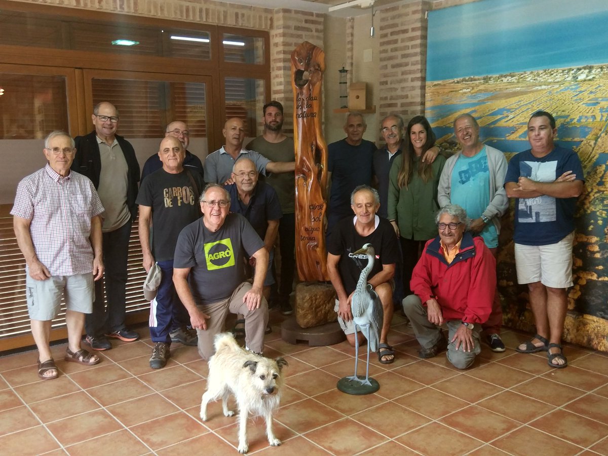 Inferco's tweet image. Ayer, el voluntariado senior de @AEAgro nos quiso agradecer la colaboración en las labores de mantenimiento de la Casa i Finca de Penya. Gracias al artista Paco Pinilla, que fue el encargado de hacer la escultura así como la placa de agradecimiento. LA CLAU ÉS LA NATURA.