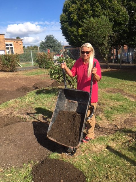 FortisTomP's tweet photo. More pics from @PWPrimary garden makeover. @FortisLiving colleagues in action during #communitiesweek18 #WorcestershireHour @ninadg https://t.co/VIRxInoFHK