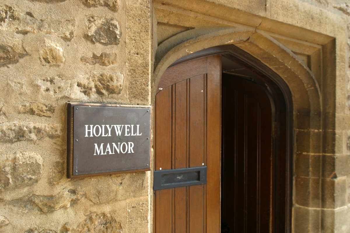 BalliolOxford's tweet photo. It's a pleasure to see our graduate Freshers arriving. Welcome to Balliol, and to the Holywell Manor graduate community #WelcometoOxford #gradsofballiol https://t.co/LuPzFNogu4