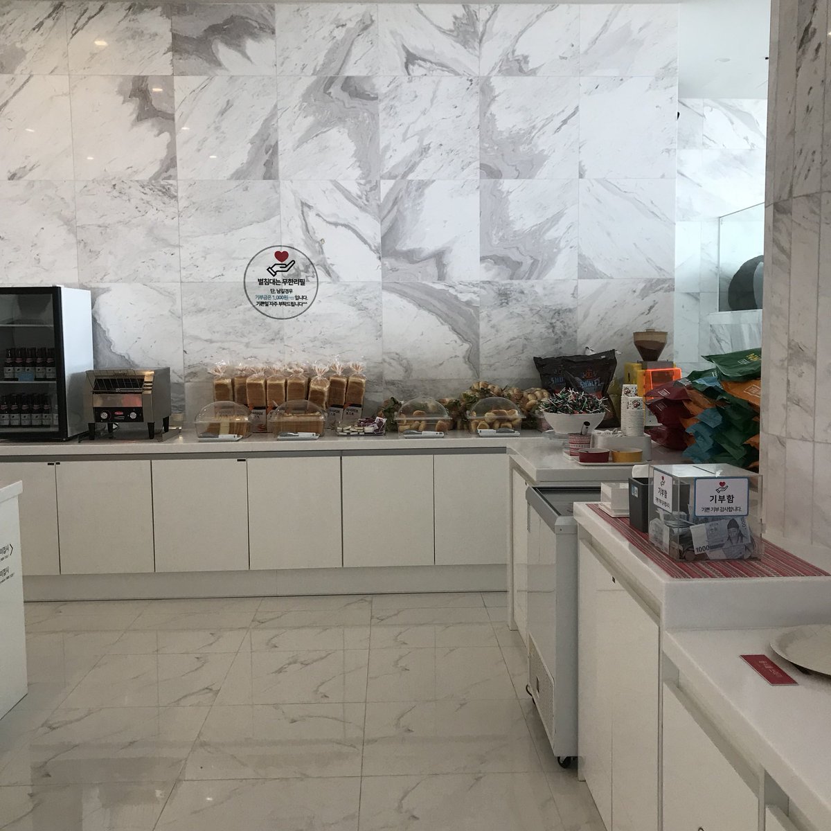 yowamoa's tweet photo. #รีวิวเกาหลี แนะนำ Hotel1 หาดกวางอันลี #ปูซาน คือมันดีม้ากกแกกก๊ แนะนำเลย เริ่มต้นคืนละ 50,000 วอน แต่วิว 5 ล้านวอนเลยจ้า โรงแรมมีความมินิมัล สีขาวลายหินอ่อน ข้างล่างเป็นคาเฟ่ Byul Bed กินขนมแบบบุฟเฟ่กัสไปเลย 4 ชม. 9,900 วอนจ้า แถมช่วงนี้อากาศเย็นๆ ฟินสุดดด https://t.co/n6W0V0GoaS