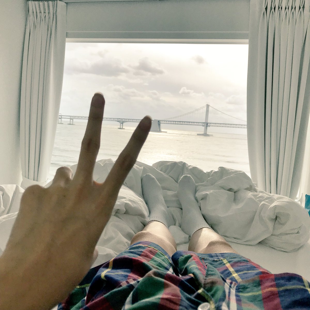 yowamoa's tweet photo. #รีวิวเกาหลี แนะนำ Hotel1 หาดกวางอันลี #ปูซาน คือมันดีม้ากกแกกก๊ แนะนำเลย เริ่มต้นคืนละ 50,000 วอน แต่วิว 5 ล้านวอนเลยจ้า โรงแรมมีความมินิมัล สีขาวลายหินอ่อน ข้างล่างเป็นคาเฟ่ Byul Bed กินขนมแบบบุฟเฟ่กัสไปเลย 4 ชม. 9,900 วอนจ้า แถมช่วงนี้อากาศเย็นๆ ฟินสุดดด https://t.co/n6W0V0GoaS