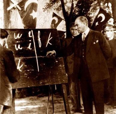 TUDATIYTE's tweet photo. #tarihtebugün //26 Eylül 1932//
Türk” demek “dil”demektir.Milliyetin çok belirgin niteliklerinden biri dildir.Türk milletindenim diyen insan,her şeyden önce mutlaka Türkçe konuşmalıdır.

Mustafa Kemal Atatürk

#TürkDilBayramı https://t.co/ZUA7JJkIUP