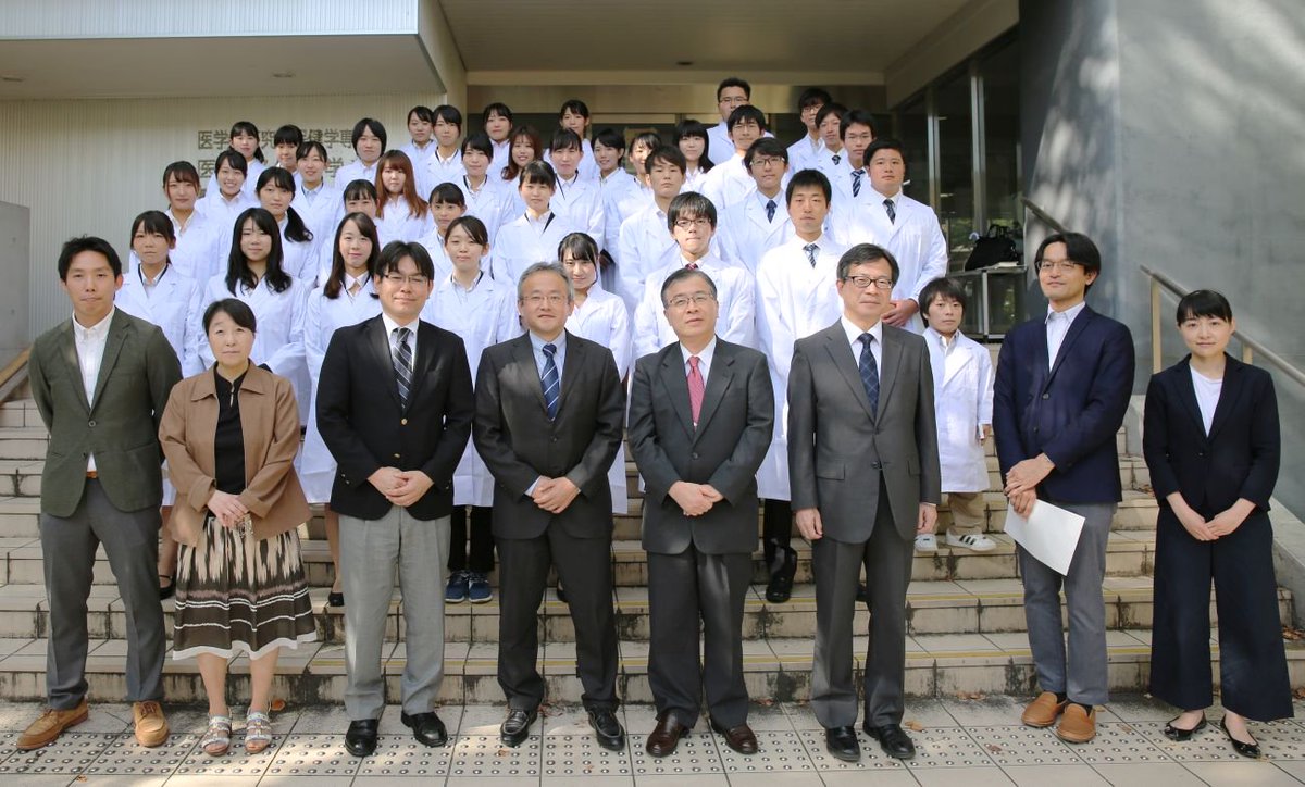 東北大学大学院医学系研究科 ニュース 本日 医学部保健学科 検査技術科学専攻のウェアセレモニーを行いました 五十嵐和彦医学部長と菅原明保健学科長から激励を交えた挨拶の後 担当教員から 学生一人一人に東北大学ロゴマークの入った真新しい白衣 東北大学大学院医学系研究科 ニュース 本日 医学部保健学科 検査技術科学専攻のウェアセレモニーを行いました 五十嵐和彦医学部長と菅原明保健学科長から激励を交えた挨拶の後 担当教員から 学生一人一人に東北大学ロゴマークの入った真新しい白衣