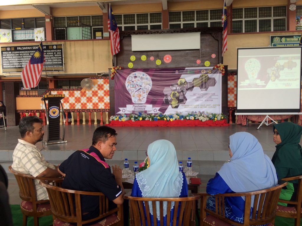 STEM_fsk's tweet photo. [UPDATE]
Slot perasmian:
Ucapan dari pengarah program Fantastic Science, dekan Fakulti Sains Kesihatan dan pengetua SMK (P) Kapar beserta simbolik perasmian program dan penyampaian cenderahati. 
#stemfsk #fantasticscience https://t.co/TGIyOitx1g