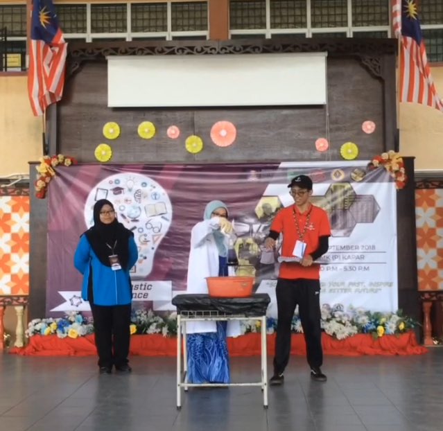 STEM_fsk's tweet photo. [UPDATE]
Slot perasmian:
Ucapan dari pengarah program Fantastic Science, dekan Fakulti Sains Kesihatan dan pengetua SMK (P) Kapar beserta simbolik perasmian program dan penyampaian cenderahati. 
#stemfsk #fantasticscience https://t.co/TGIyOitx1g