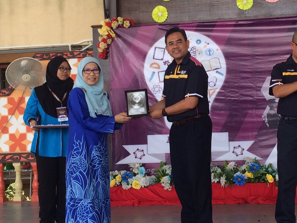 STEM_fsk's tweet photo. [UPDATE]
Slot perasmian:
Ucapan dari pengarah program Fantastic Science, dekan Fakulti Sains Kesihatan dan pengetua SMK (P) Kapar beserta simbolik perasmian program dan penyampaian cenderahati. 
#stemfsk #fantasticscience https://t.co/TGIyOitx1g