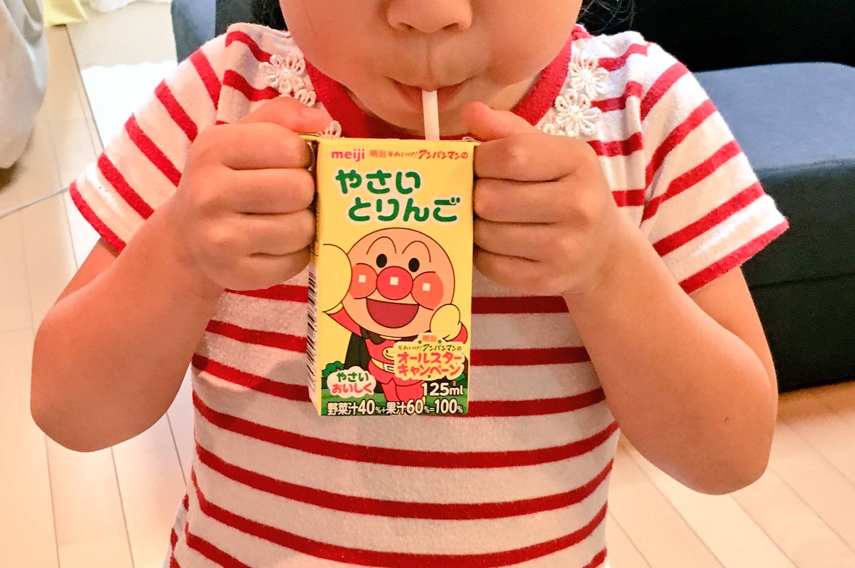 子供が紙パックの飲み物を飲む時に中身が飛び出してしまうのを防ぐための方法 横の三角の部分を剥がして持たせる Togetter