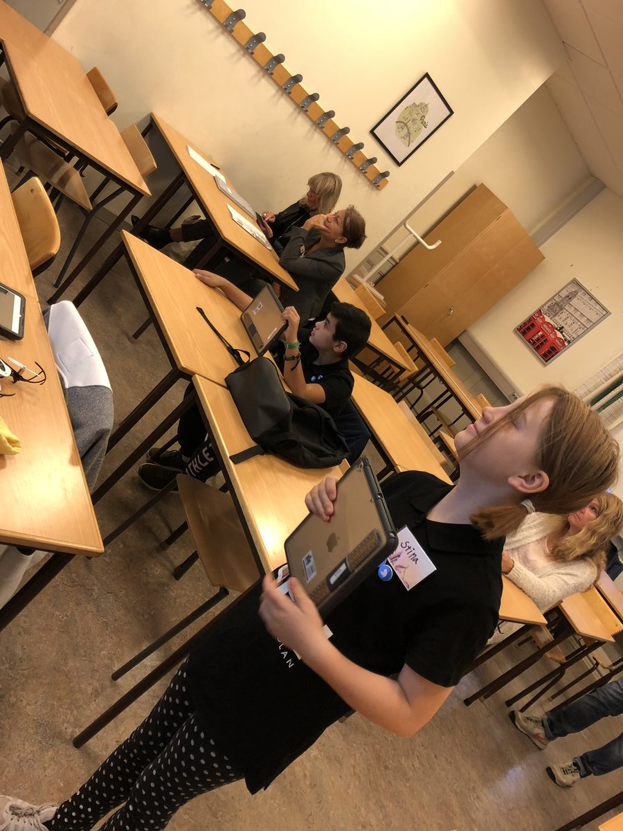 <a href="/IStenkulaskolan/">iPals_Stenkulaskolan</a> värmer upp. Fem minuter till föreläsning. @stenkulaskolan